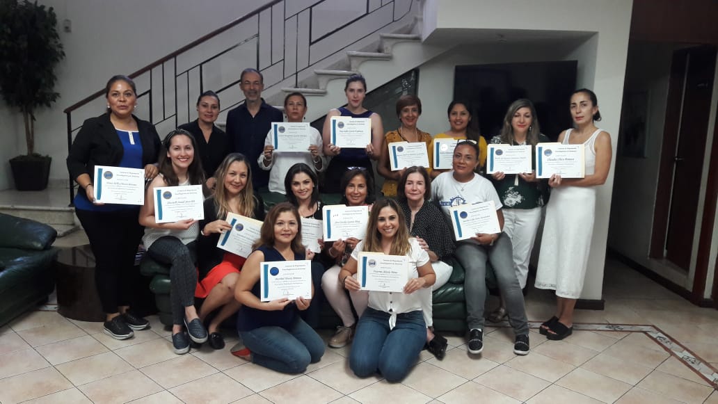 Generación de egresados del Instituto PNL de Monterrey con sus diplomas