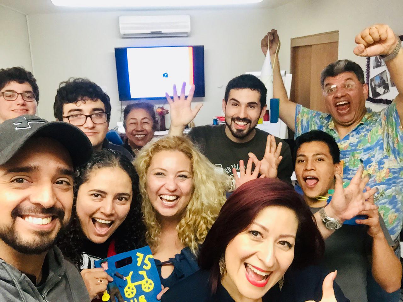 Alumnos e instructores del Instituto PNL celebrando en el aula